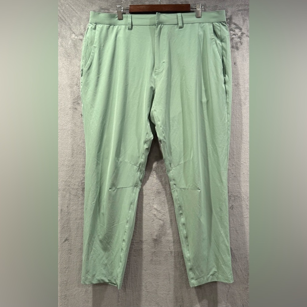 Fabletics Mens The Only Pant in Grey Thyme Men’s Size 40x32 Performance Wear